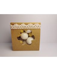 Boîte kraft fleur + ruban dentelle garni dragées Boîte kraft fleur + ruban dentelle garni dragées