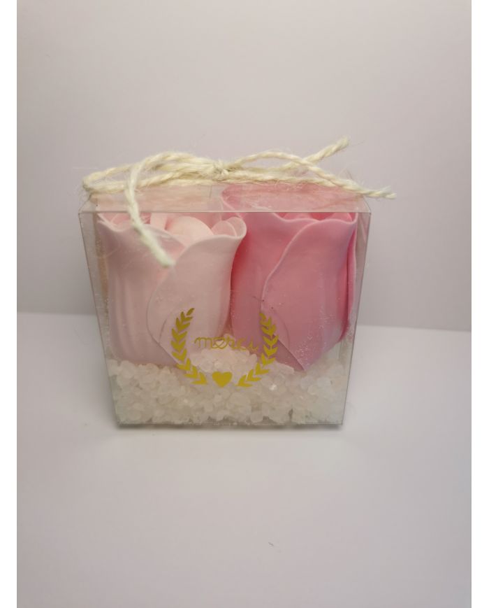 boîte plexi carrée avec 2 rose de bain rose ficelle en corde blanche étiquette merci + sel de bain blanc